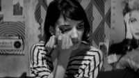 A GIRLS WALKS HOME ALONE AT NIGHT di Ana Lily Armirpour